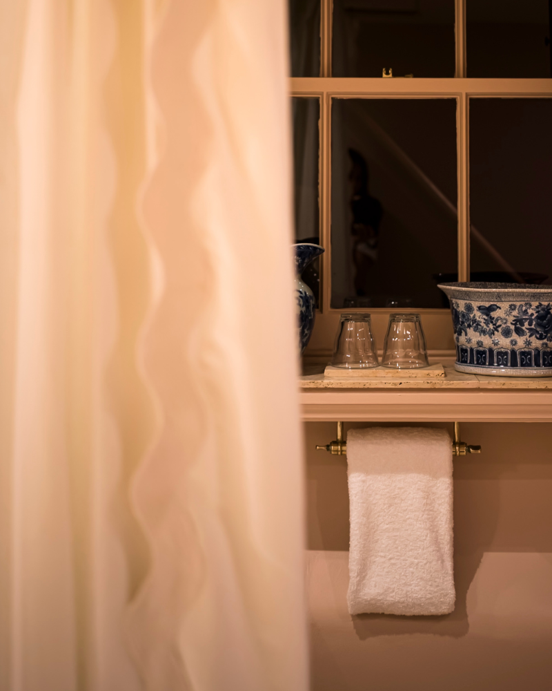 Rookery Portrait Junior Suite G1 bathroom shelf